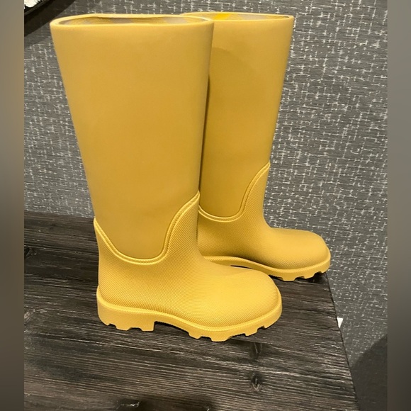 NIB Burberry Marsh rubber rain tall boots Yellow Manilla 8 1/2 - Picture 5 of 13